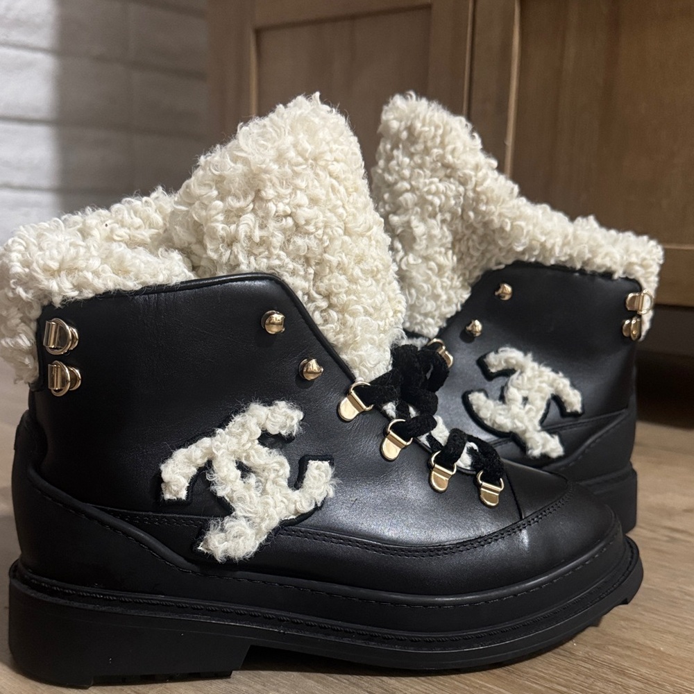 CHANEL Black and Cream Combat Boots shearling winter boots from 2020 size 38
